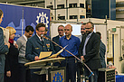 Auszeichnung von Helfern mit der Brandenburger Flutmedaille in Beisein des Landtagsabgeordneten Daniel Kurth (rechts)